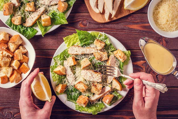 Frango caseiro Caesar Salad com queijo e pão torrado.