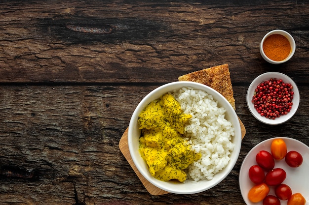 Frango caseiro com caril e arroz basmati