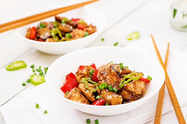 Foto frango caseiro de kung pao com pimentos e legumes