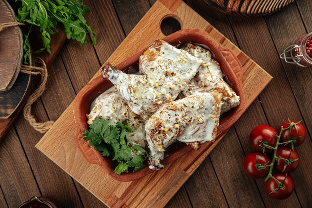 Frango chkmeruli prato georgiano com creme