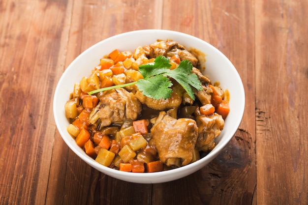 Frango com batata e cenoura em curry,