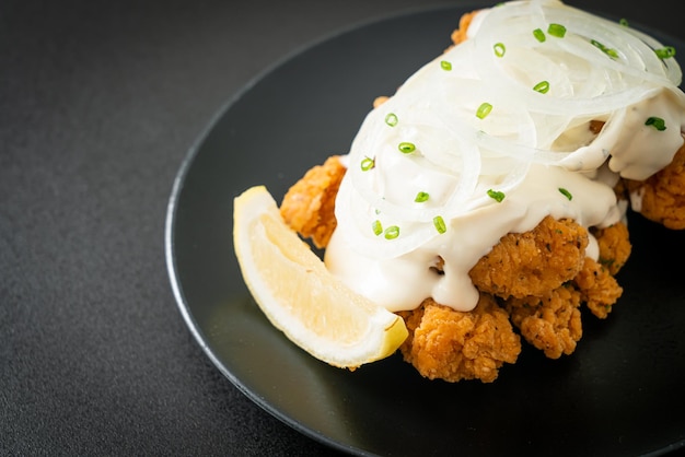 Frango com cebola de neve ou frango frito com molho de cebola cremoso