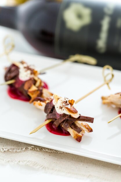 Frango com framboesa com aperitivos de massa de chocolate Pappardelles.