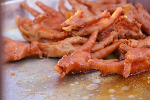 Frango com molho de peixe na comida de rua