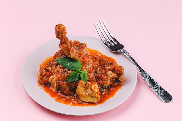 Frango com molho de tomate