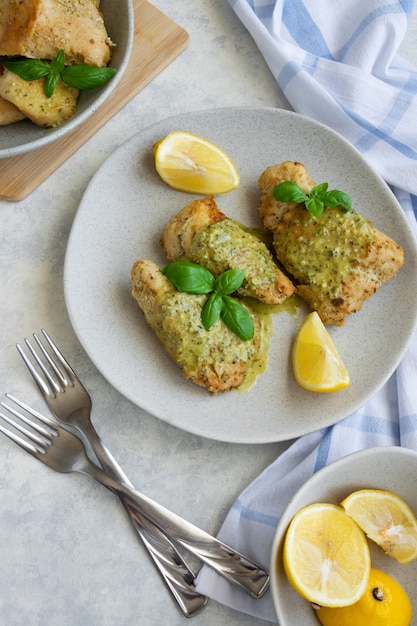 Frango com pesto caseiro de manjericão fresco