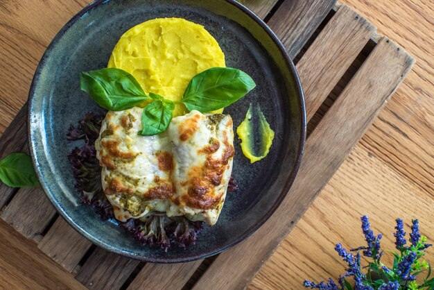 Frango com Purê de Batata e Molho na Madeira