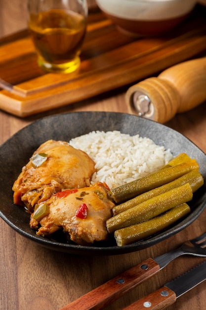 Foto frango com quiabo e arroz prato típico brasileiro