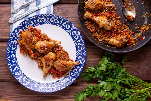 Frango com trigo sarraceno na mesa, cozinhando em casa vista de cima