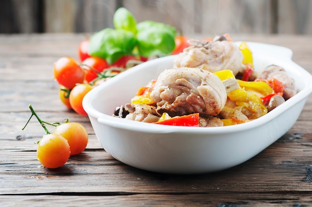 Frango cozido com tomate, azeite e páprica