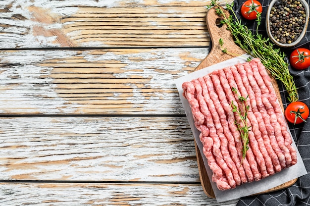 Frango cru, carne moída da Turquia em uma tábua. Recheio orgânico. Vista do topo. Copie o espaço