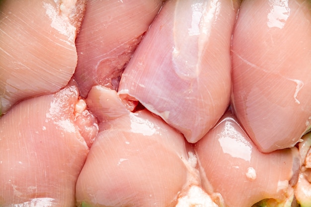 Frango cru, coxa, polpa desossada, carne, frango ou peru fresco pronto para comer refeição lanche na mesa