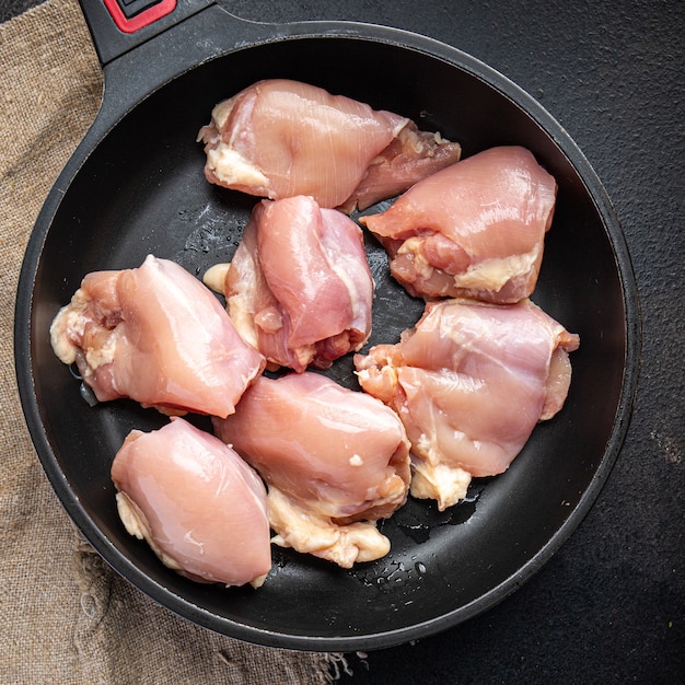 frango cru ou peru carne sem pele polpa desossada de aves refeição fresca lanche na mesa