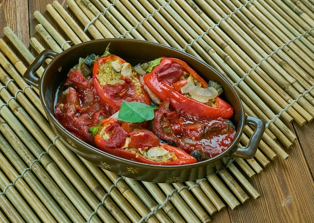 Frango Cuscuz Mini Sinos - Pratos de Magreb com pimentão recheado