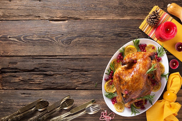 Frango de Ação de Graças na mesa de madeira