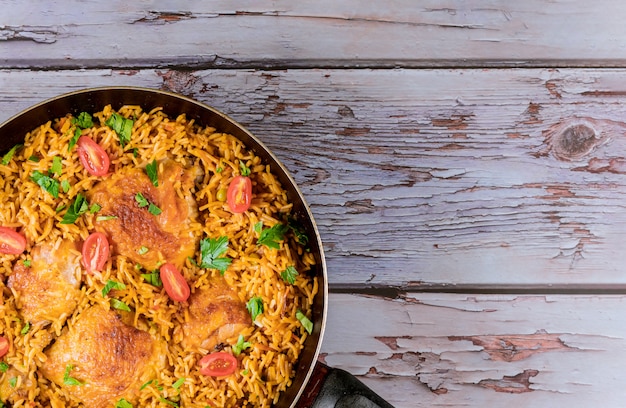 Frango de arroz frito de alimentos saudáveis com tomate e salsa