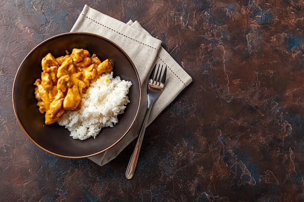 Foto frango de coco ao curry com ascensão