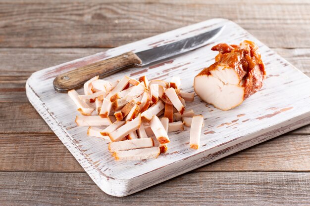 Frango defumado fatiado para fazer salada de feijão verde. receita passo a passo. salada saudável