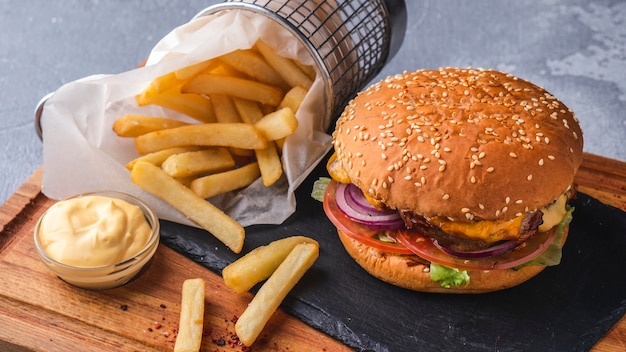 Frango do hamburguer de? Hicken em uma placa de madeira.