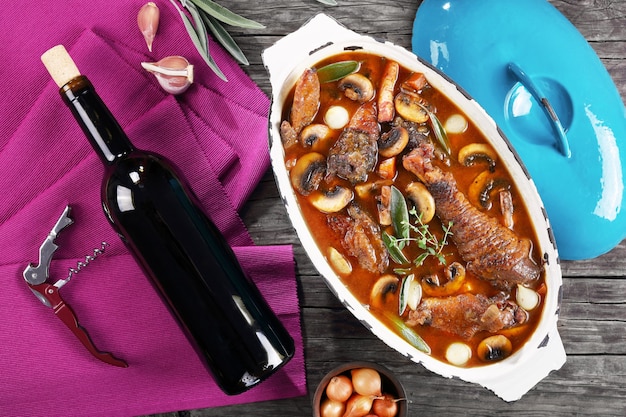 Frango estufado em vinho tinto com especiarias e ervas