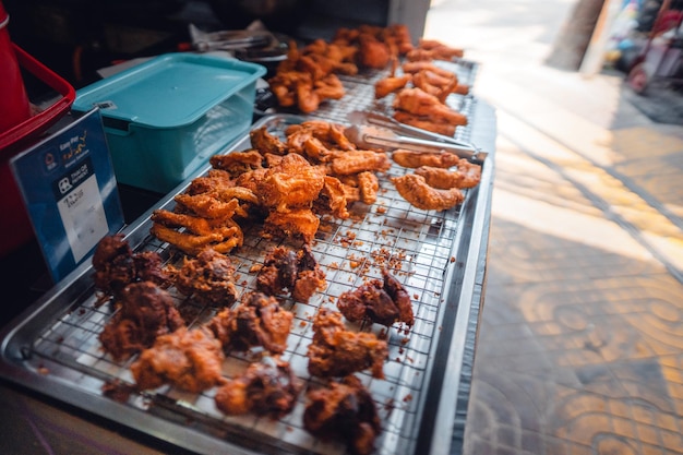 Frango frito à venda na rua