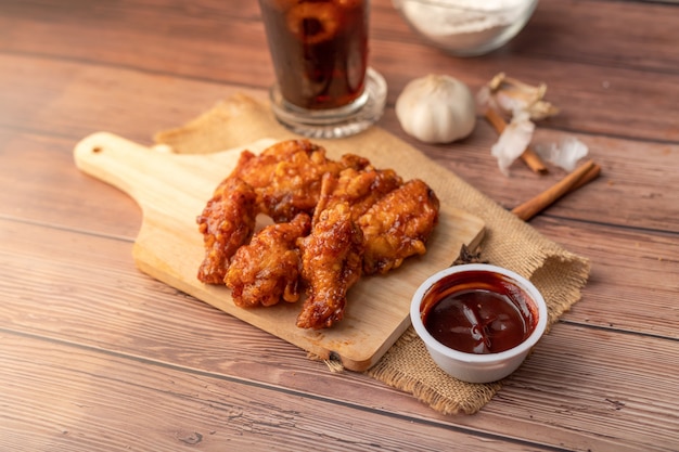 Frango frito churrasco quente e picante coreano na tábua de madeira