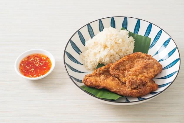 frango frito com arroz pegajoso e molho doce picante