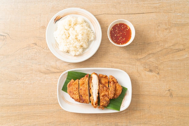 frango frito com arroz pegajoso e molho doce picante