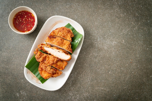 frango frito com arroz pegajoso e molho doce picante