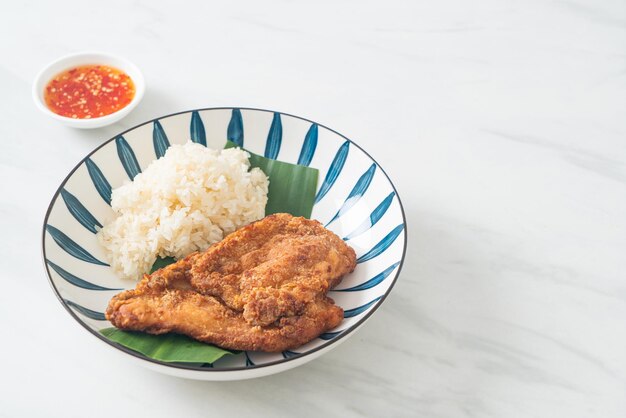 Frango frito com arroz pegajoso