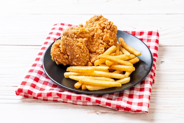 Foto frango frito com batata frita e nuggets