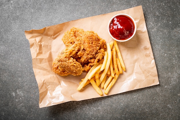 Frango frito com batata frita e nuggets