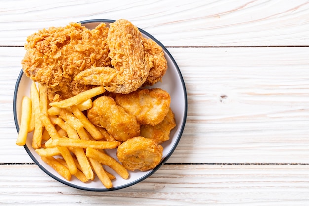 Frango frito com batata frita e nuggets