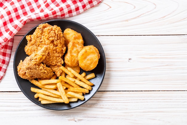 frango frito com batata frita e pepitas refeição