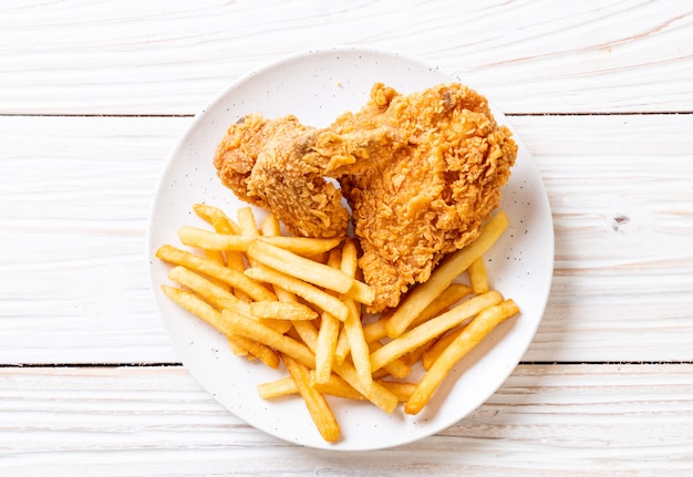 frango frito com batata frita e pepitas refeição