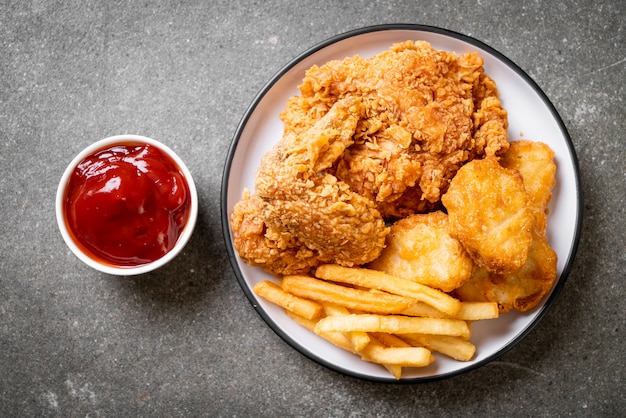 frango frito com batata frita e pepitas refeição