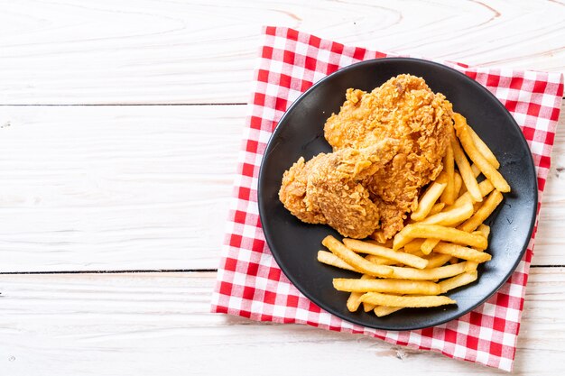 Frango frito com batata frita e pepitas refeição