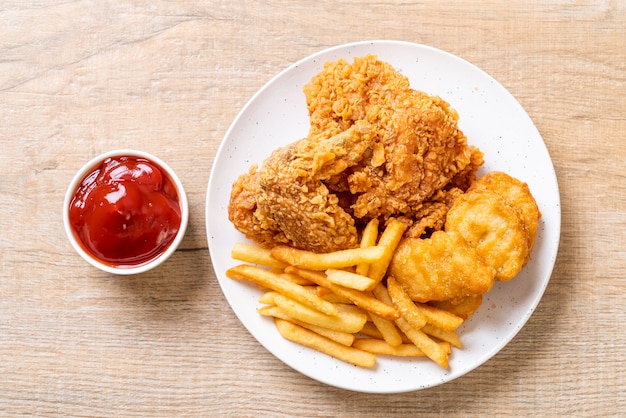 frango frito com batata frita e pepitas refeição