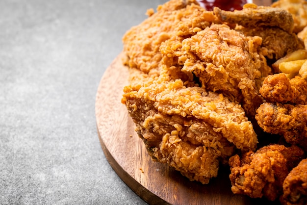 Foto frango frito com batata frita e pepitas refeição