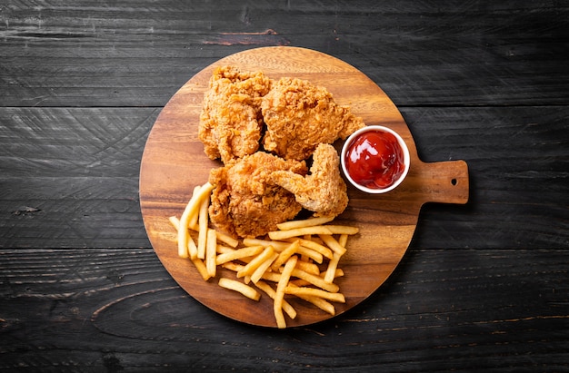 frango frito com batata frita e pepitas refeição