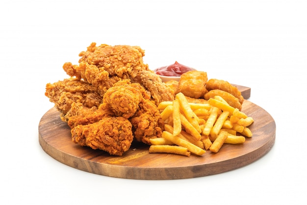 Frango frito com batatas fritas e nuggets