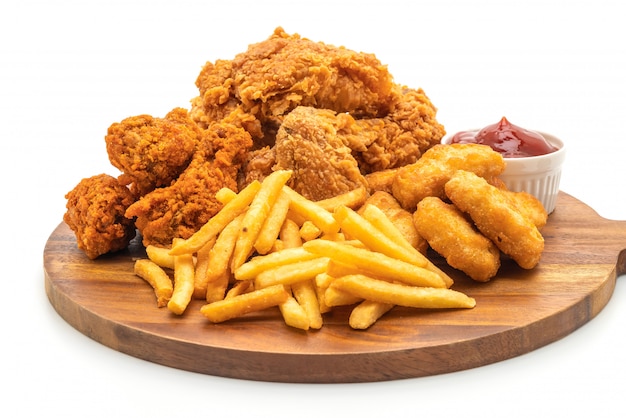 Frango frito com batatas fritas e nuggets