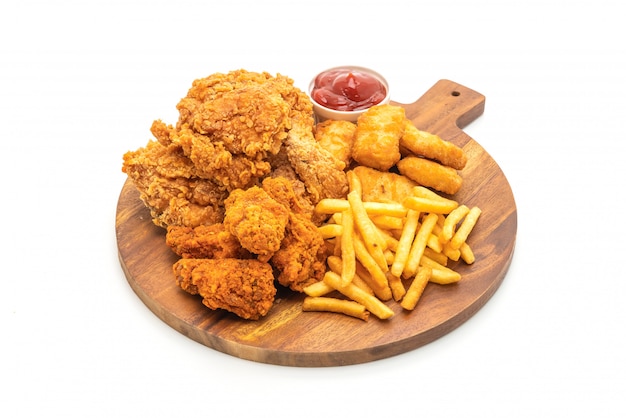 frango frito com batatas fritas e pepitas (junk food e alimentos não saudáveis)