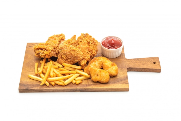 frango frito com batatas fritas e pepitas refeição (junk food e alimentos pouco saudáveis)