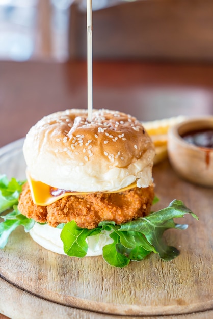 Frango frito com hamburguer de queijo