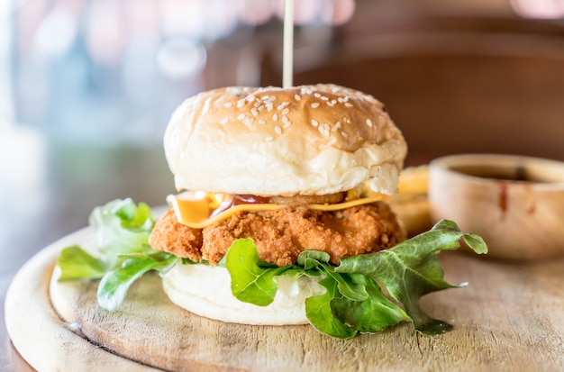 Foto frango frito com hamburguer de queijo