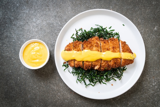 Frango frito com molho de limão e limão