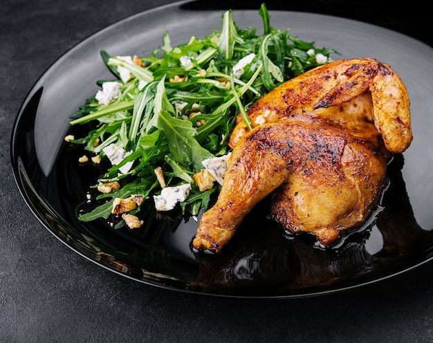 Frango frito com salada de rúcula na chapa preta