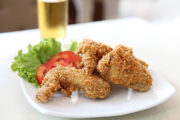 Frango frito com tomate vegetal e cerveja