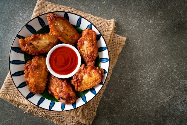 Frango frito crocante com molho de peixe